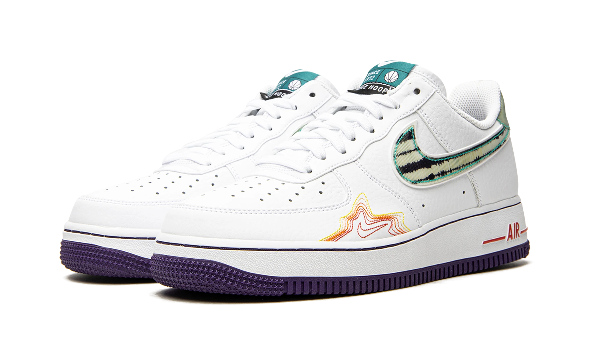 Detail of the inner side of the sneaker Nike Air Force 1 Low Pregame Pack Music De'Aaron Fox and Brittney Griner (CW6015-100) blanc, vert et violet.