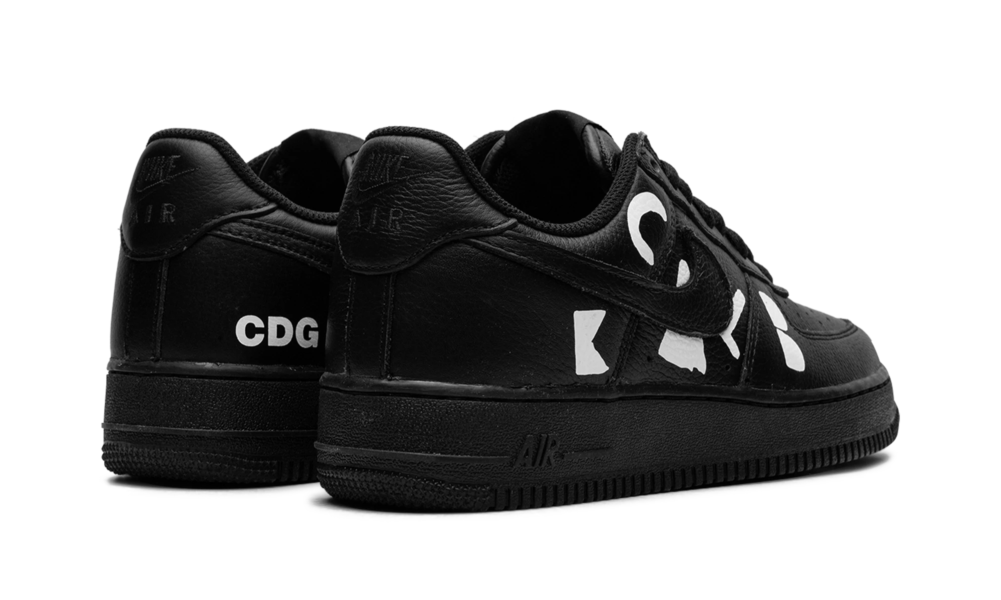 Paar Sneaker Nike Air Force 1 Low Retro SP BLACK Comme des Garçons Black (IB9949-001) – nagelneu und authentisch mit Originalkarton.