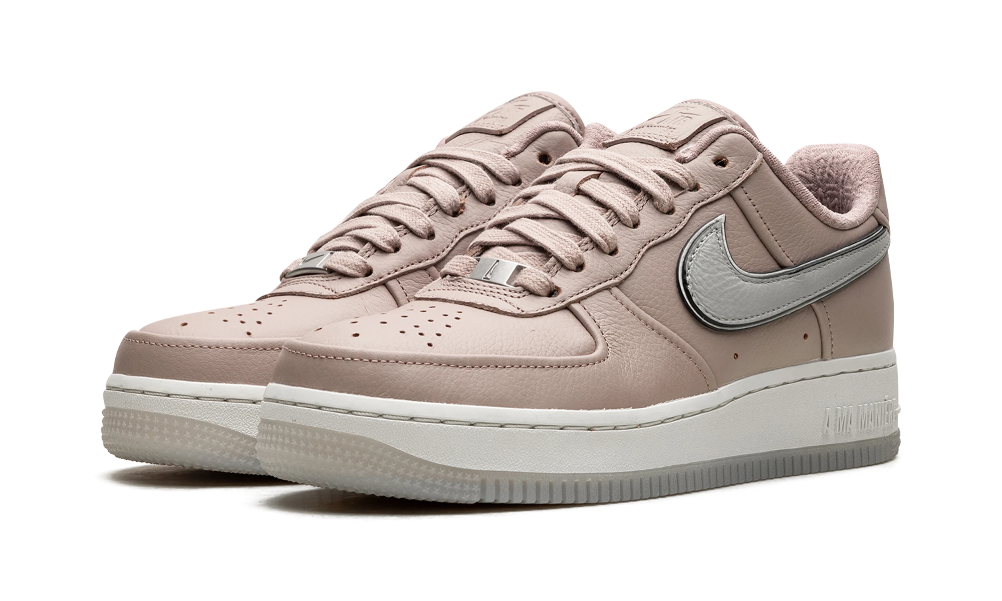 Detail of the inner side of the sneaker Nike Air Force 1 Low SP A Ma Maniére While You Were Sleeping (HF4084-200) beige et argent.