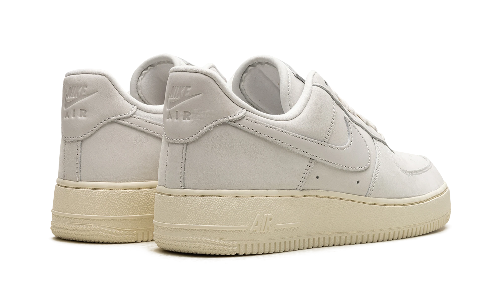 Vue arrière de la paire de sneakers Nike Air Force 1 Low Summit White neuve et authentique.