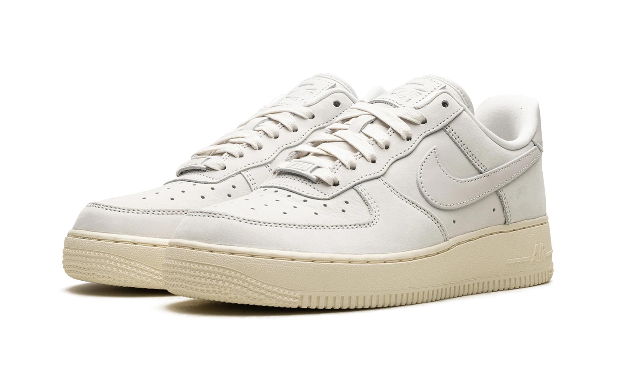 Vue de face de la paire de sneakers Nike Air Force 1 Low Summit White blanc.