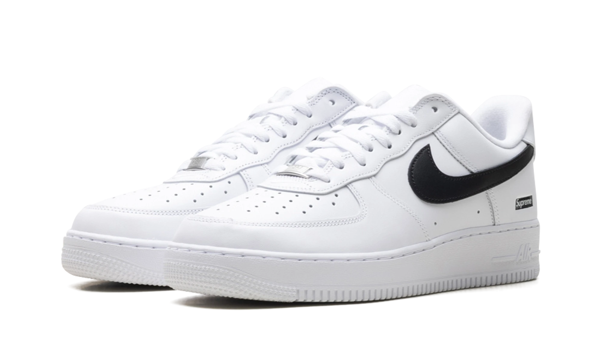 Nike Air Force 1 Low "Supreme White Black" (CU9225-102), orijinal kutusuyla eşleştirin. Fransa, Belçika, Lüksemburg, İsviçre ve Monako'daki MNR Spor Ayakkabılarında mevcuttur, ücretsiz teslimat.