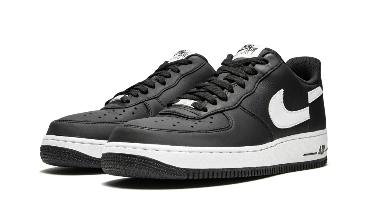 Vue de face de la paire de sneakers Nike Air Force 1 Low Supreme x Comme des Garçons noir et blanc.