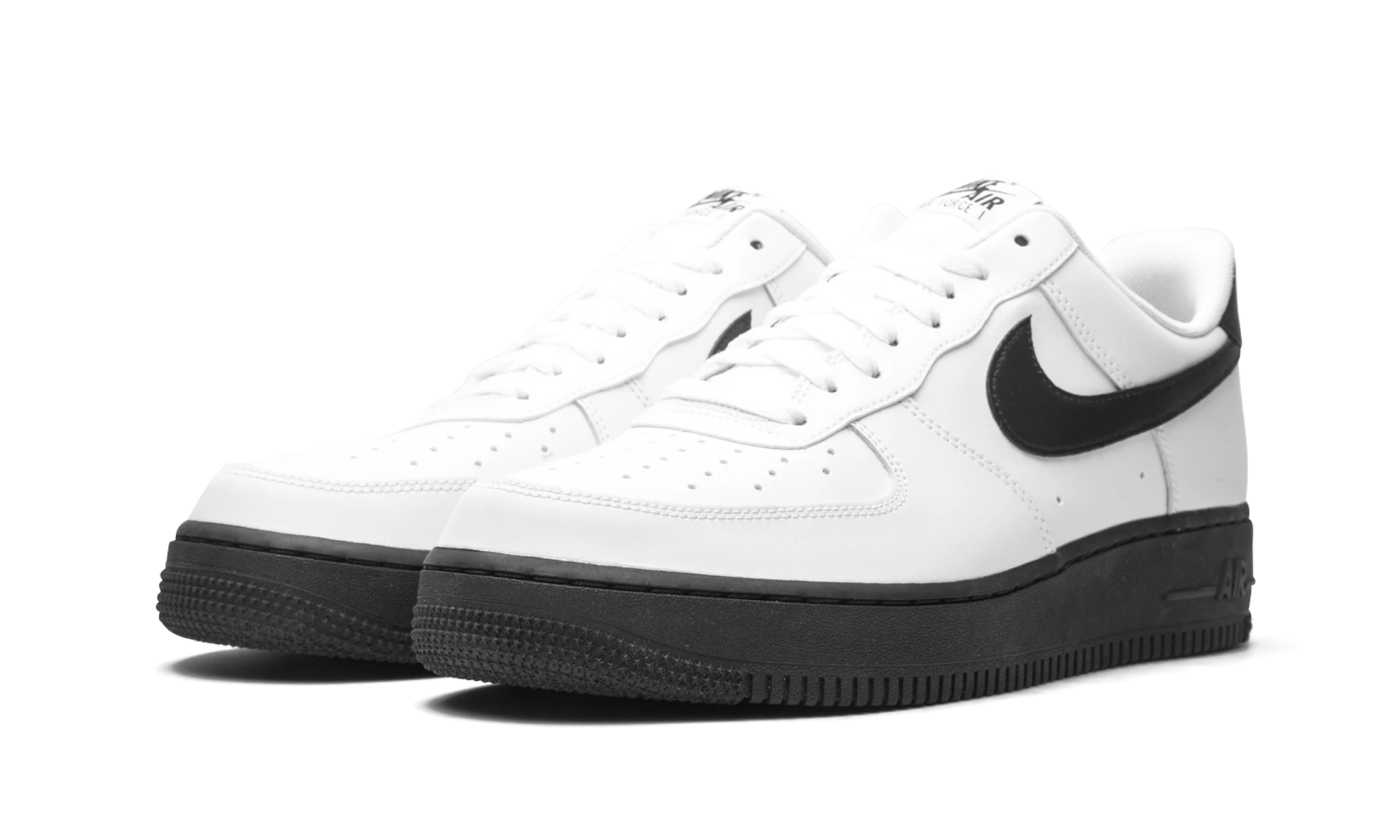 Detail of the inner side of the sneaker Nike Air Force 1 Low White Black Midsole (CK7663-101) blanc et noir.