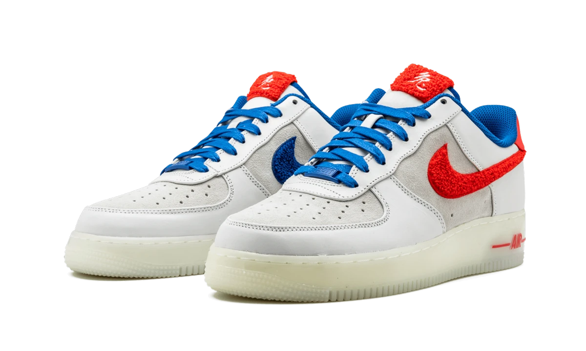 Detail of the inner side of the sneaker Nike Air Force 1 Low Year of the Rabbit (318988-100) blanc, rouge et bleu.