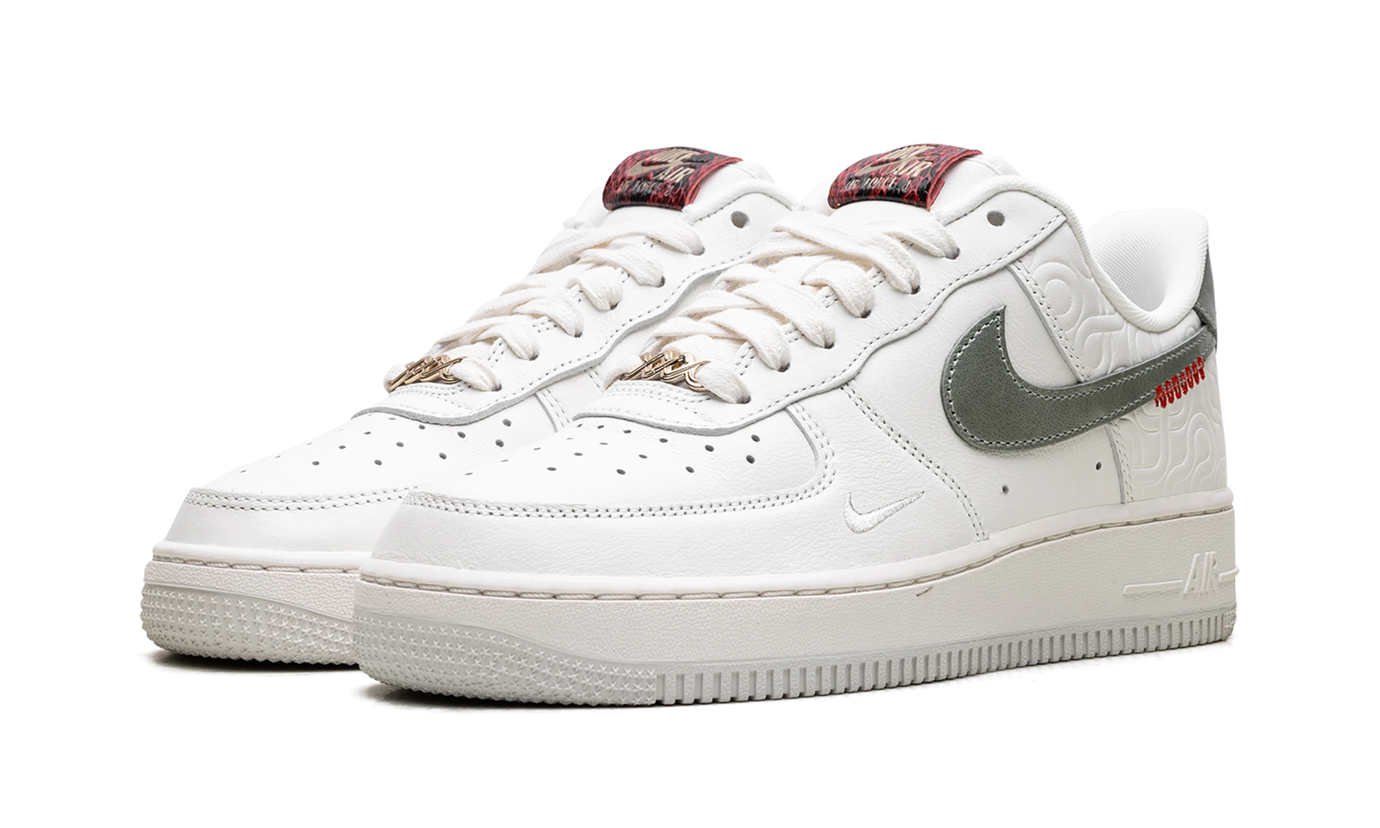Detail of the inner side of the sneaker Nike Air Force 1 Low Year of the Snake (HV5979-130) beige, rouge et or.