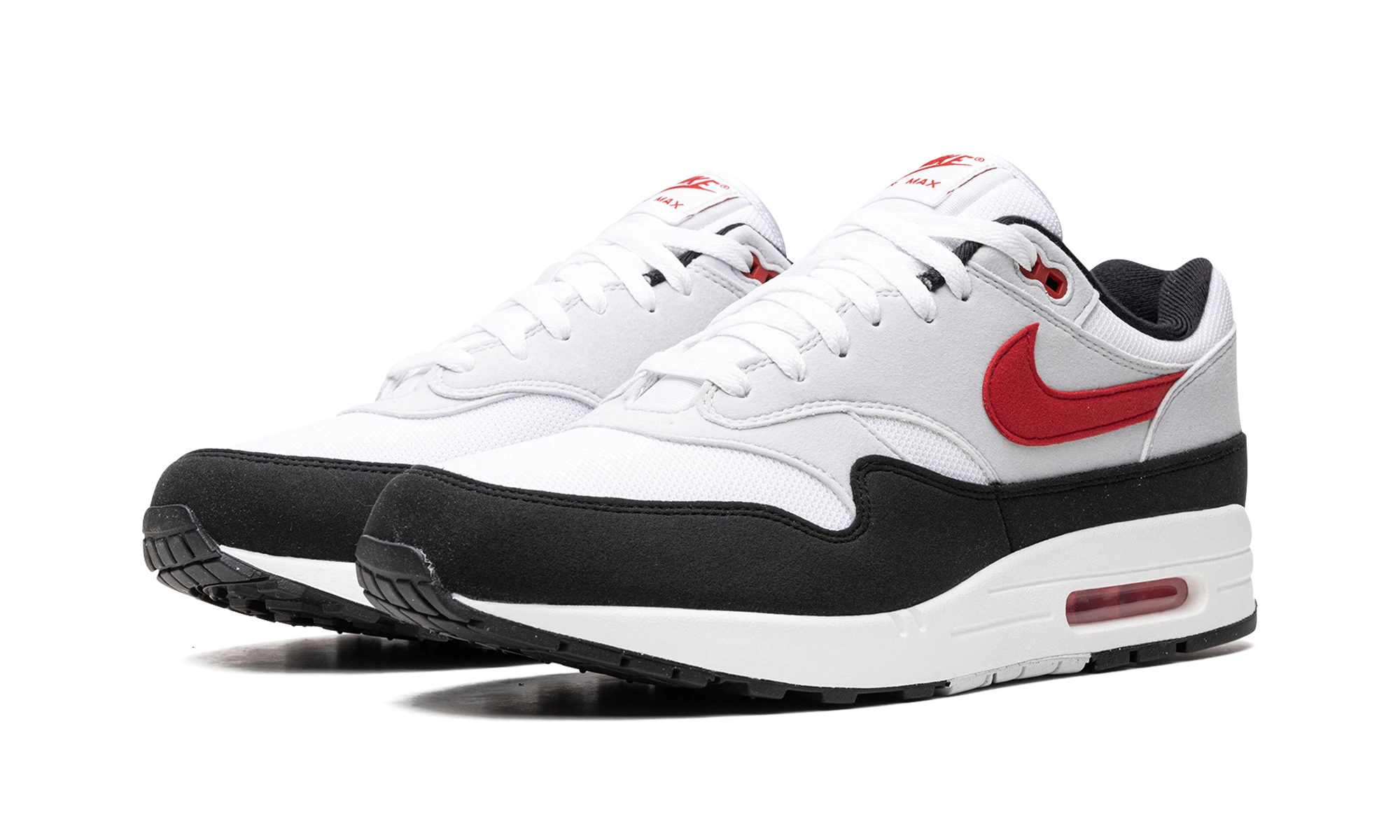 Detail of the inner side of the sneaker Nike Air Max 1 Chili 2.0 (FD9082-101) blanc, noir et rouge.