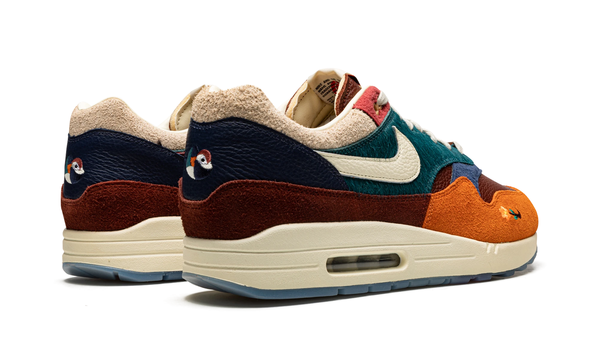 Vue arrière de la paire de sneakers Nike Air Max 1 Kasina Won-Ang Orange neuve et authentique.