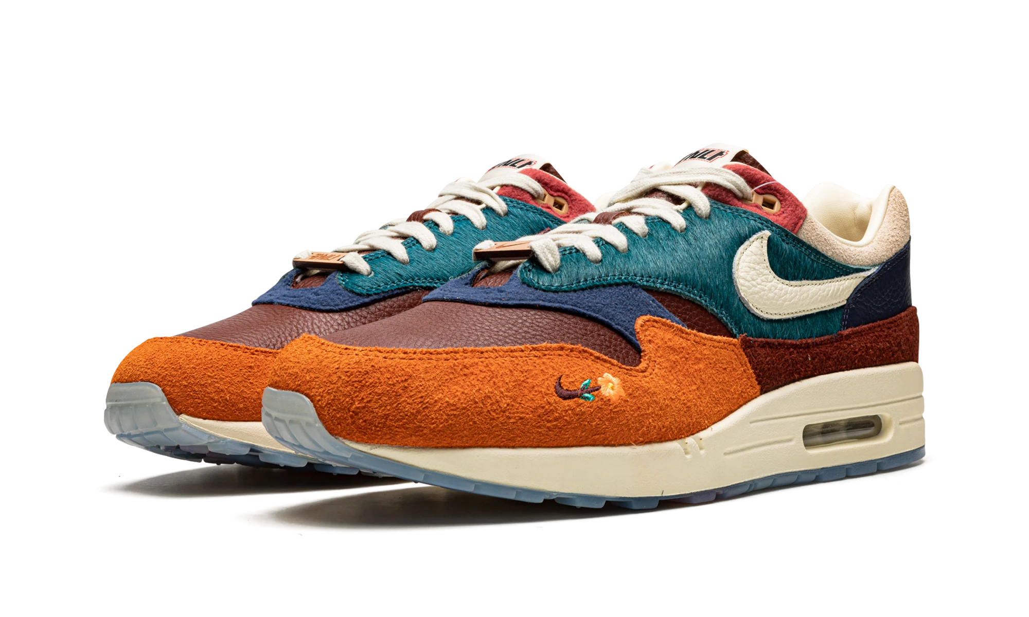 Vue de face de la paire de sneakers Nike Air Max 1 Kasina Won-Ang Orange multicolore.