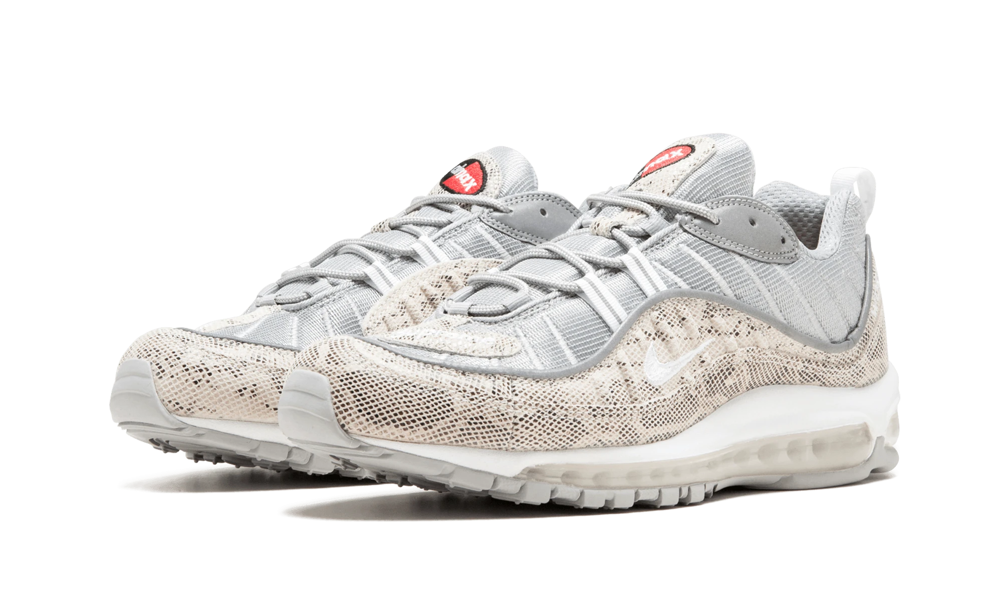 Vue de face de la paire de sneakers Nike Air Max 98 Supreme Snakeskin beige, argent et rouge.
