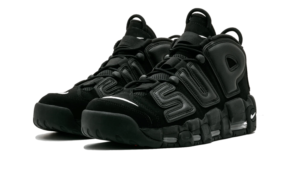 Vue de face de la paire de sneakers Nike Air More Uptempo Supreme Suptempo Black noir et blanc.