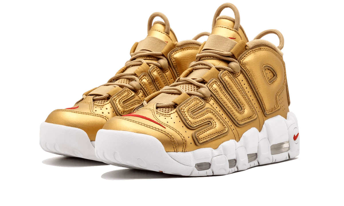 Vue de face de la paire de sneakers Nike Air More Uptempo Supreme Suptempo Gold or et blanc.