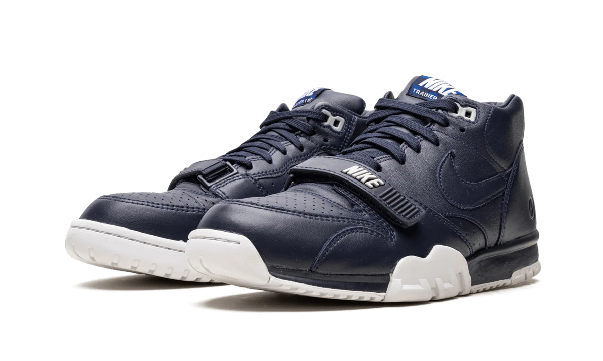 Detail of the inner side of the sneaker Nike Air Trainer 1 Fragment Obsidian (806942-441) noir et blanc.