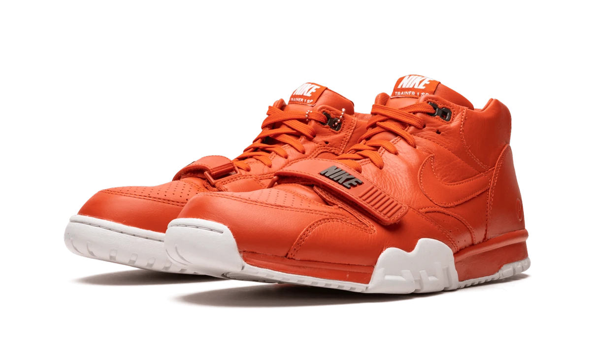 Detail of the inner side of the sneaker Nike Air Trainer 1 Fragment Rust (806942-881) orange et blanc.