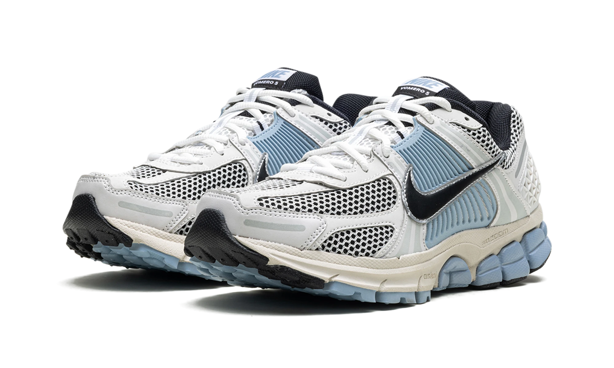 Vue de face de la paire de sneakers Nike Air Zoom Vomero 5 Light Armory Blue noir, bleu et blanc.