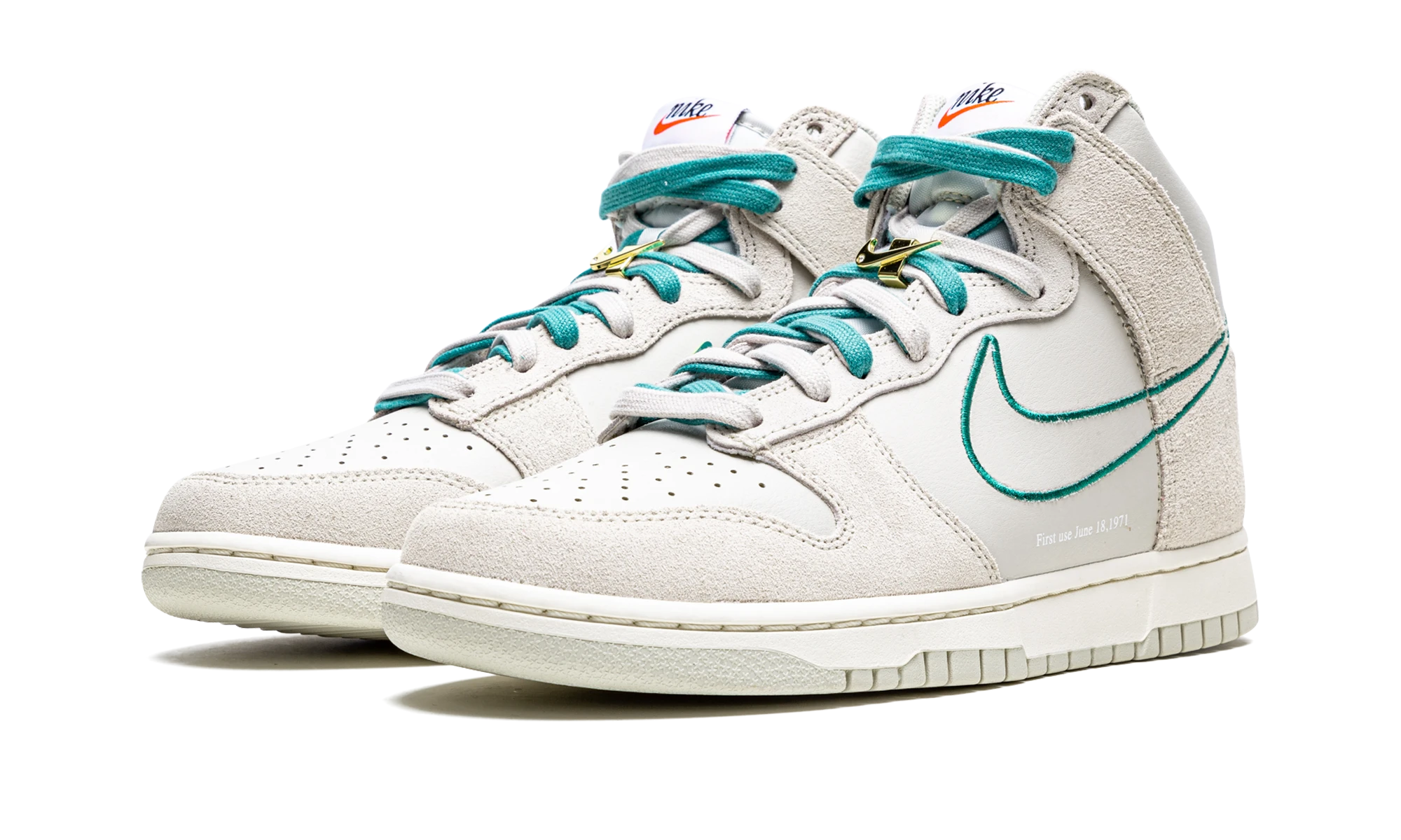 Detail of the inner side of the sneaker Nike Dunk High First Use Sail (DH0960-001) beige et vert.