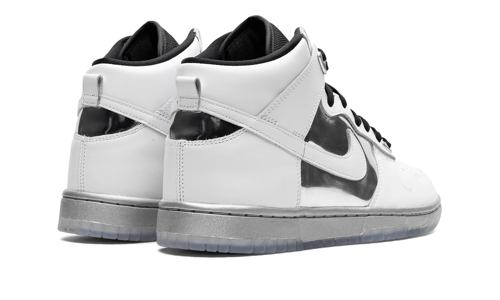Pari lenkkareita Nike Dunk High SE Chrome (DX5928-100) – upouusia ja aitoja alkuperäisessä laatikossa.