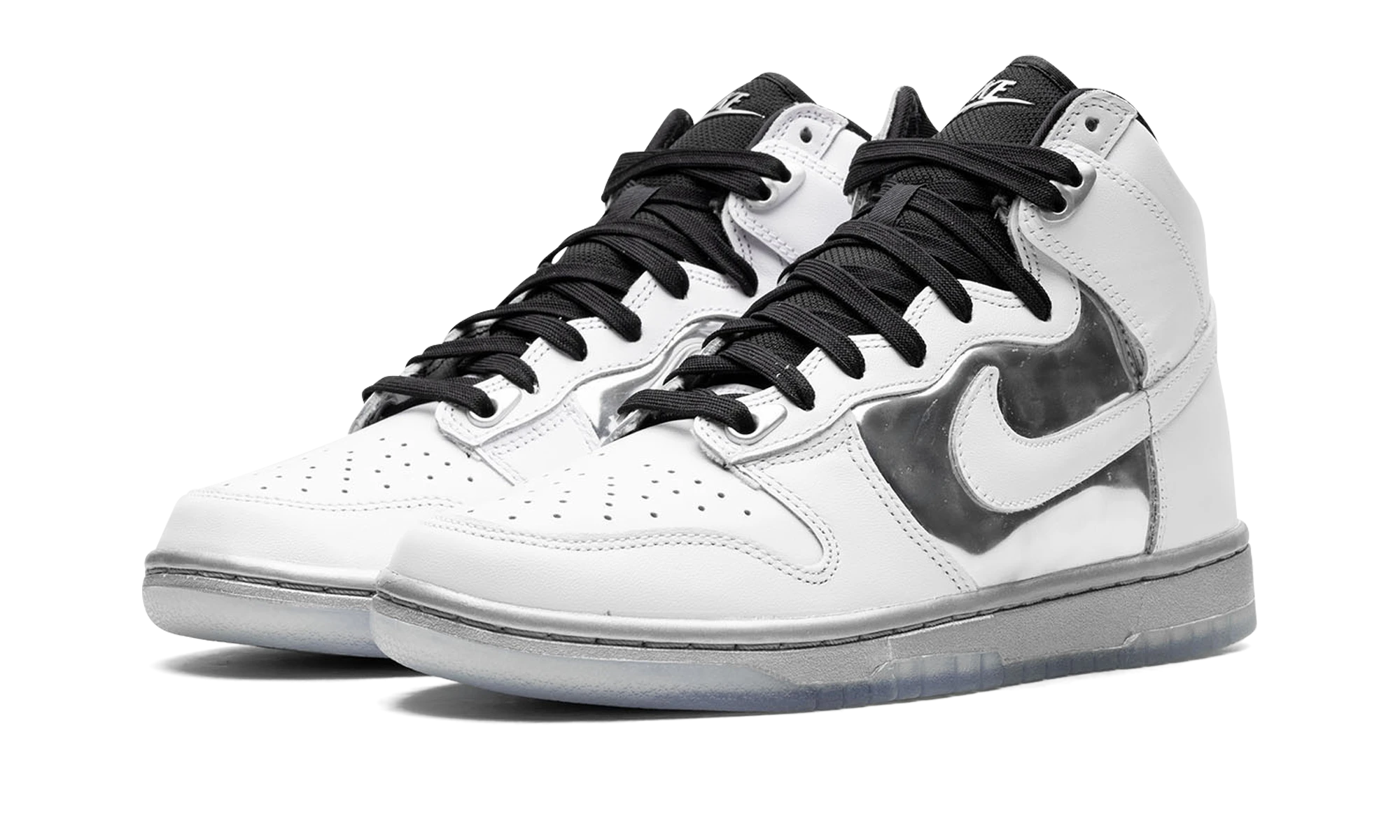 Yksityiskohta lenkkarit Nike Dunk High SE Chrome (DX5928-100) blanc, argent et noir sisäpuolelta.