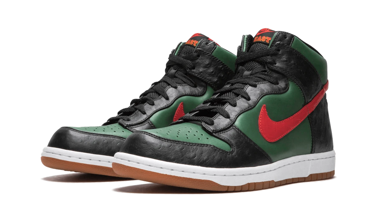 Vue de face de la paire de sneakers Nike Dunk High Supreme Spark LE East (DJ Clark Kent) vert, rouge et noir.