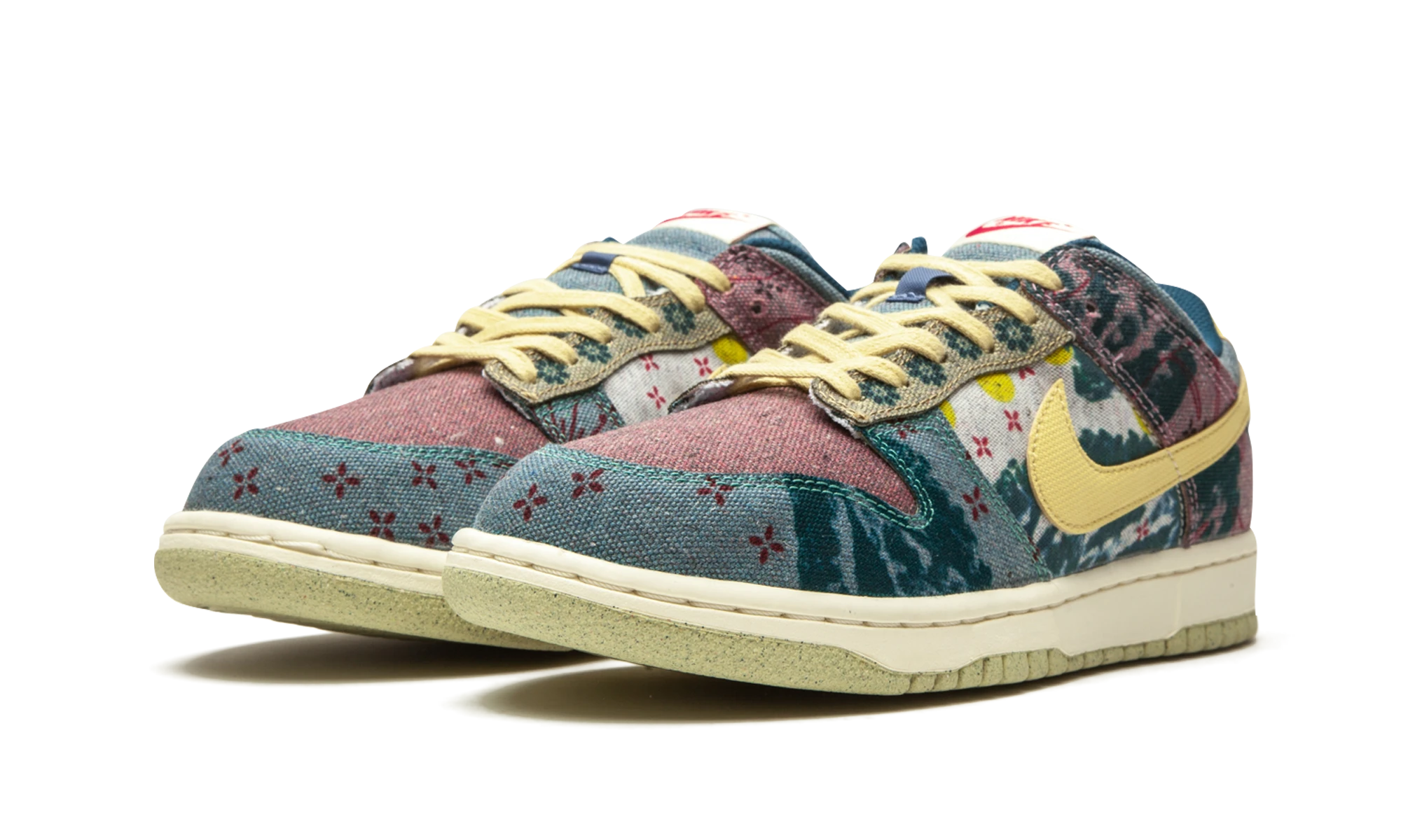 Detalle del lado interior de la zapatilla Nike Dunk Low Community Garden (CZ9747-900) turquoise et rouge.