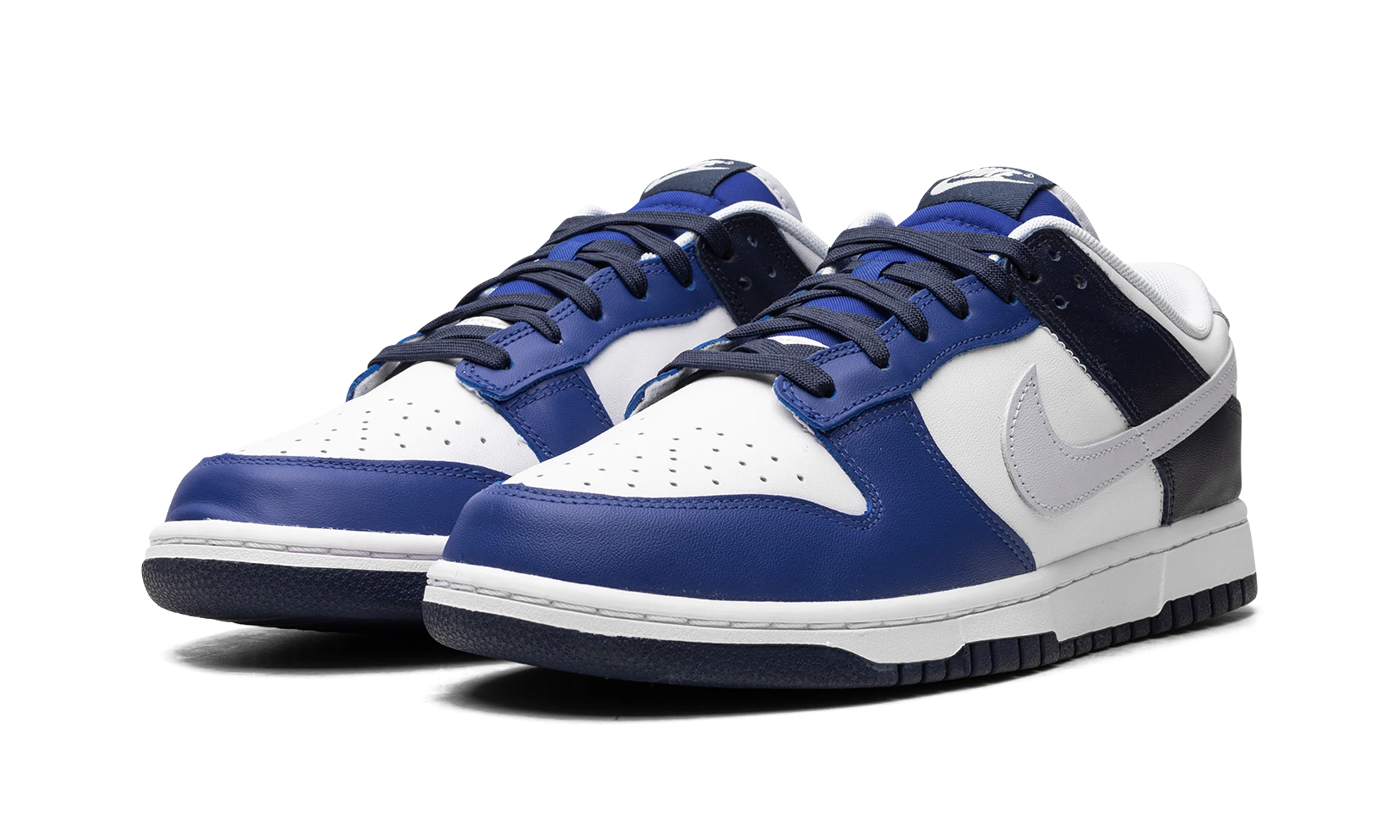 Detail of the inner side of the sneaker Nike Dunk Low Game Royal Navy (FQ8826-100) blanc, gris et bleu.