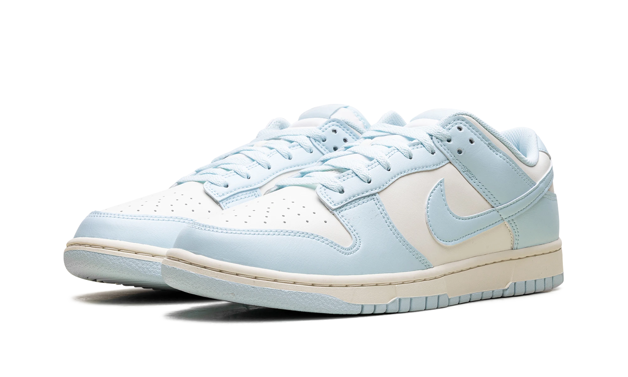 Detail of the inner side of the sneaker Nike Dunk Low Glacier Blue Pale Ivory (HF5441-103) blanc et bleu.