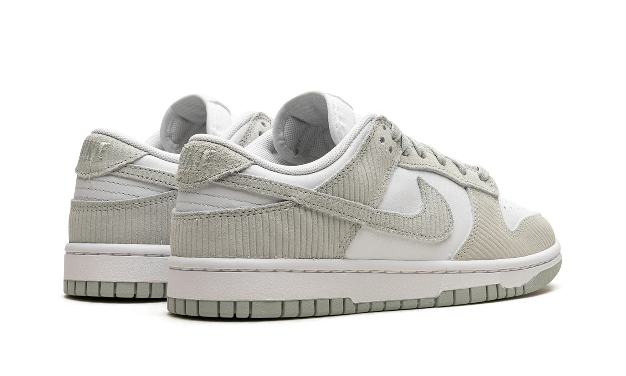 Par sneakers Nike Dunk Low Light Silver Corduroy (FN7658-100) – splitternya och autentiska med originalkartong.
