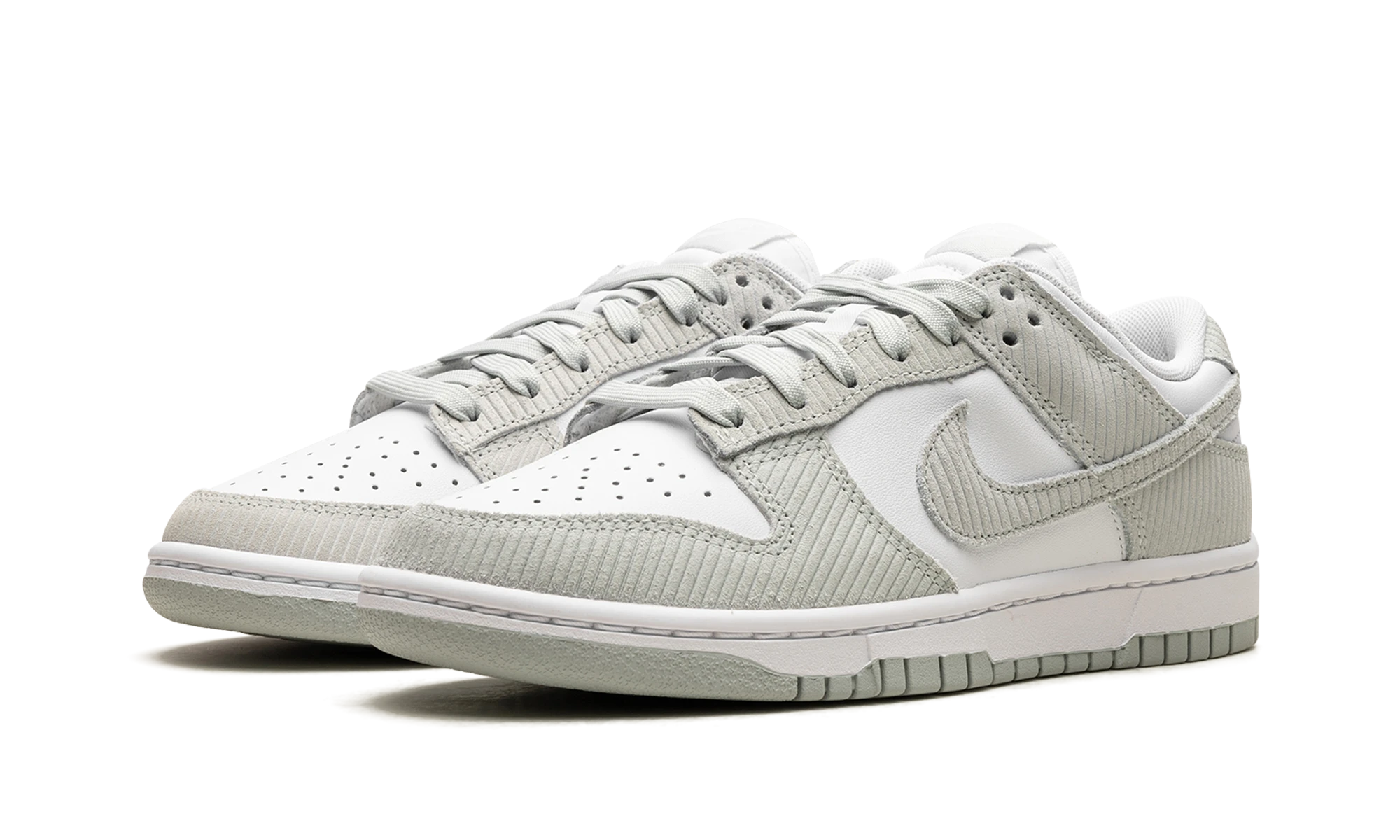 Detalj av insidan av sneaker Nike Dunk Low Light Silver Corduroy (FN7658-100) blanc et argent.