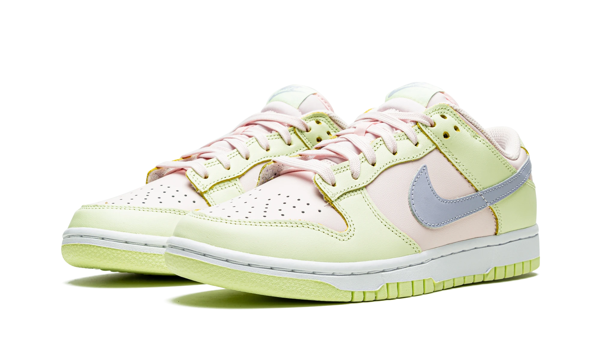 Detail of the inner side of the sneaker Nike Dunk Low Lime Ice (DD1503-600) rose, vert et blanc.