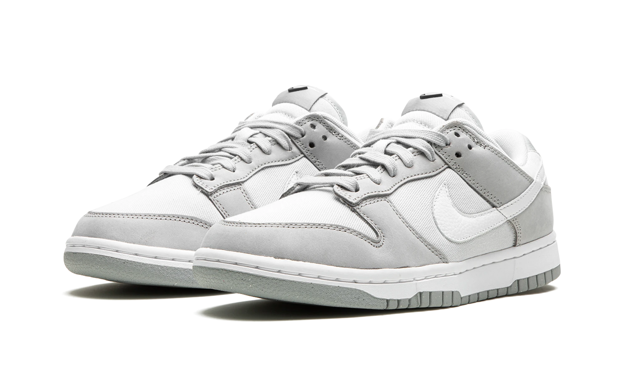 A cipő Nike Dunk Low LX Light Smoke Grey (FB7720-002) gris et blanc  belső oldalának részlete.