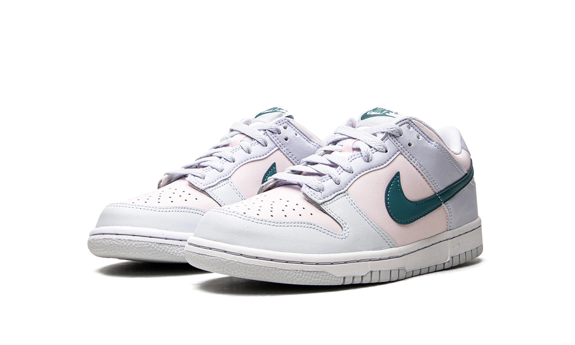 Detail of the inner side of the sneaker Nike Dunk Low Mineral Teal (FD1232-002) gris, bleu et blanc.