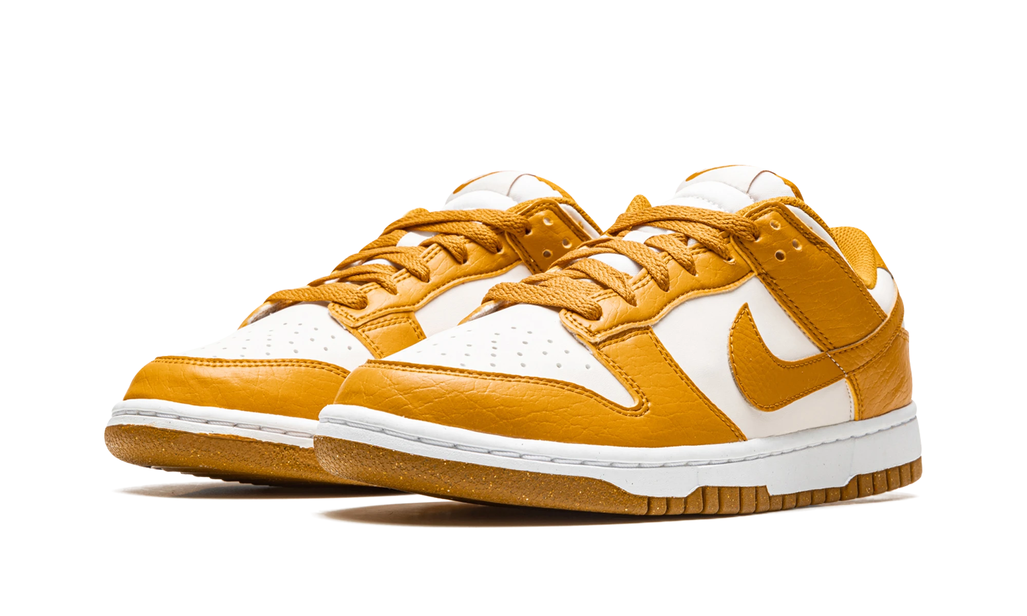 Detail of the inner side of the sneaker Nike Dunk Low Next Nature Phantom Gold Suede (DN1431-001) noir, blanc et jaune.