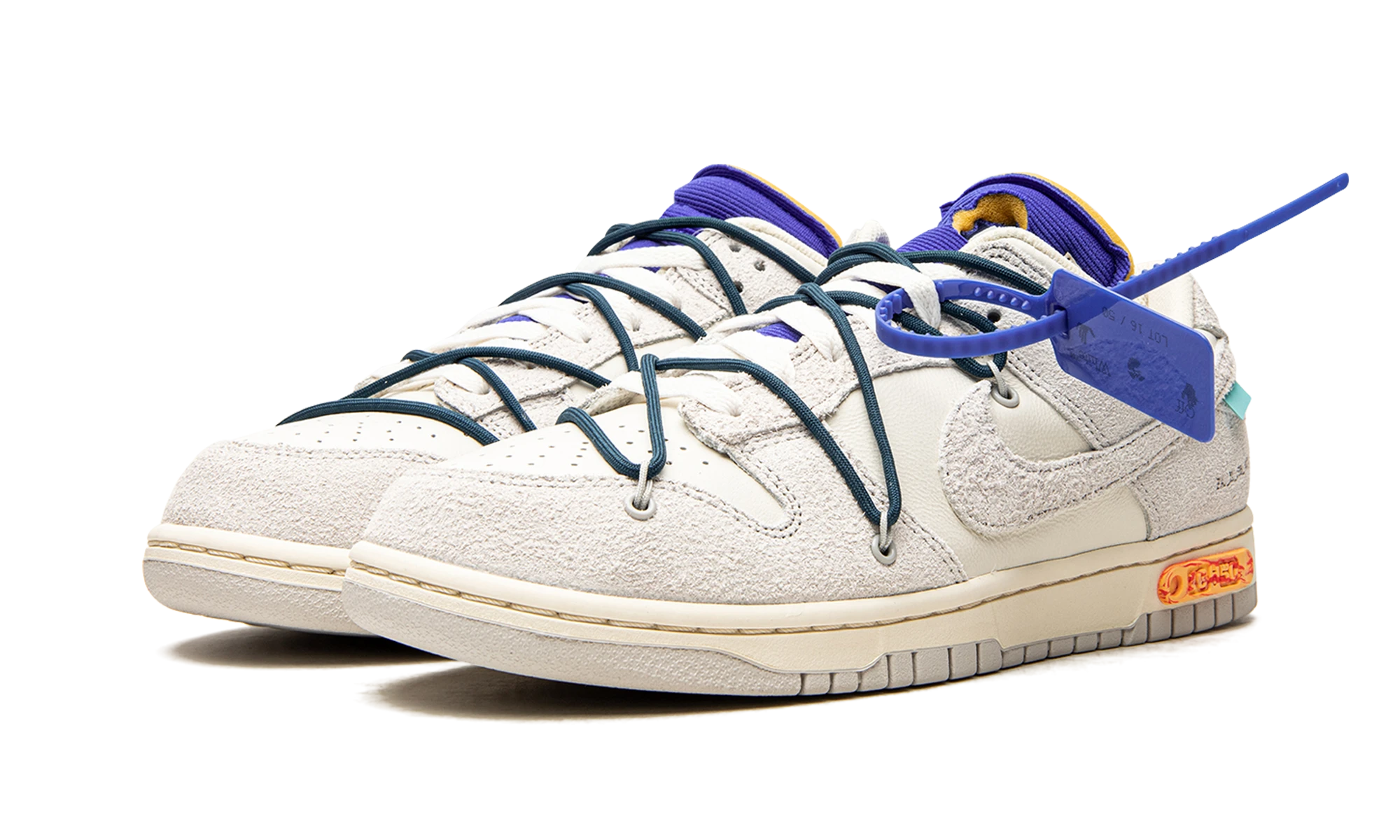 Vue de face de la paire de sneakers Nike Dunk Low Off-White Lot 16 beige et gris.