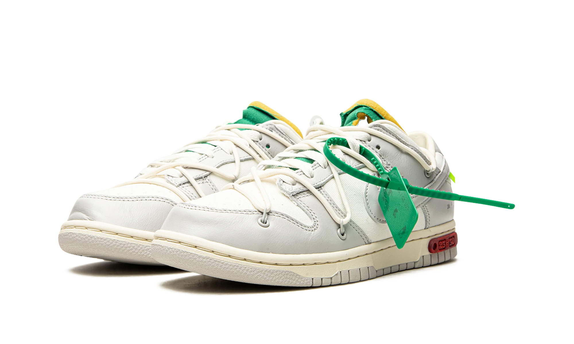Detail of the inner side of the sneaker Nike Dunk Low Off-White Lot 25 (DM1602-121) beige, gris et blanc.