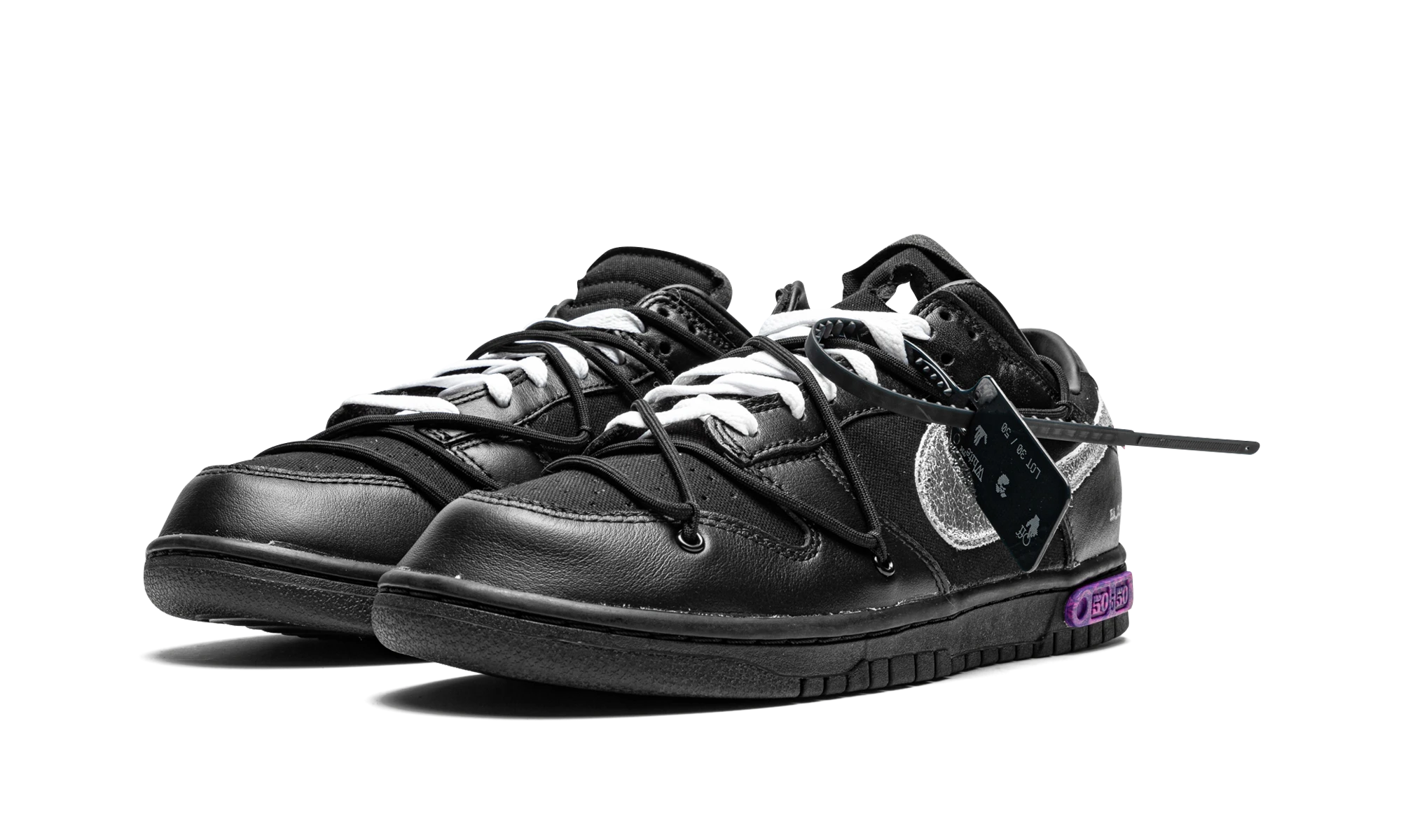Detail vnútornej strany teniska Nike Dunk Low Off-White Lot 50 (DM1602-001) noir, argent et blanc.