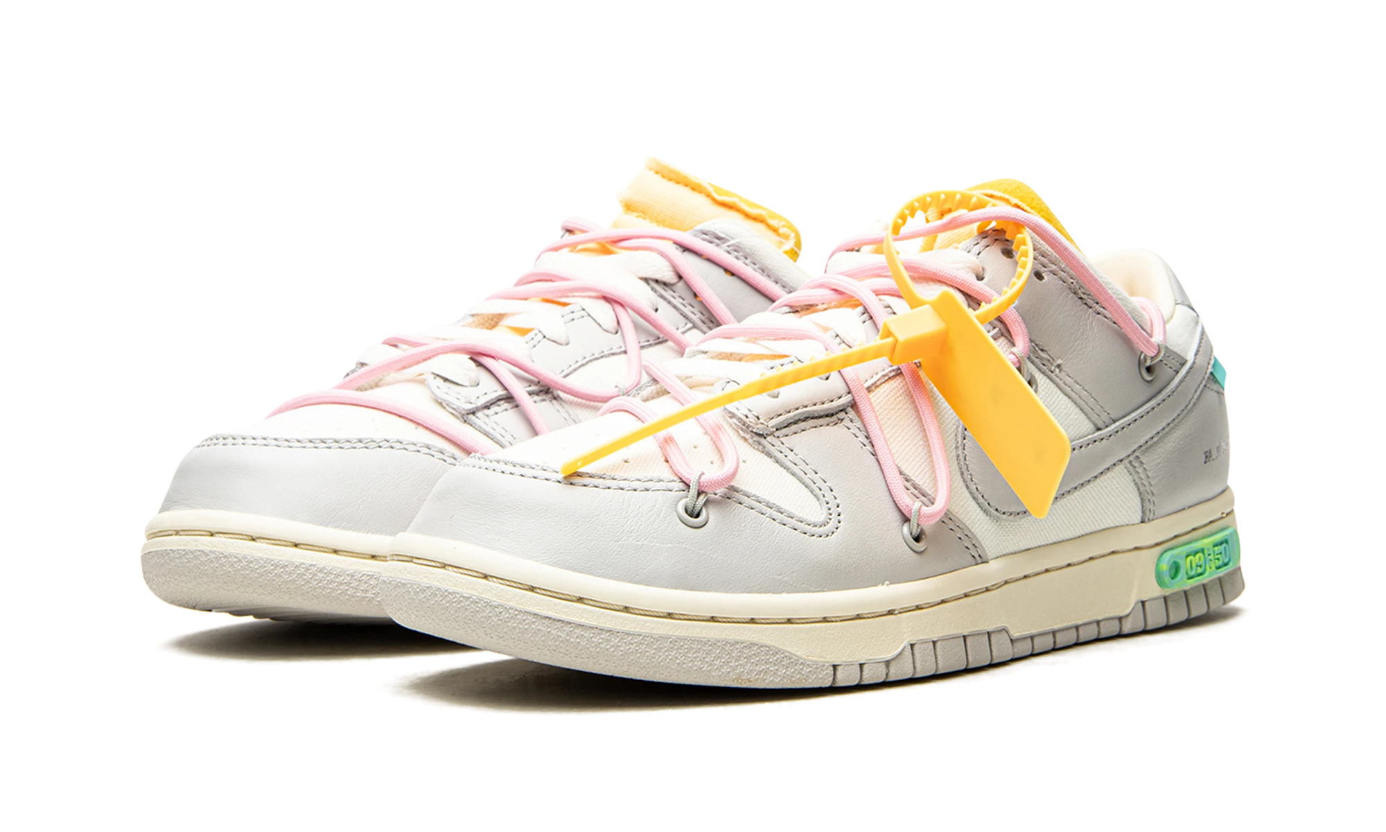 Vue de face de la paire de sneakers Nike Dunk Low Off-White Lot 9 beige et gris.