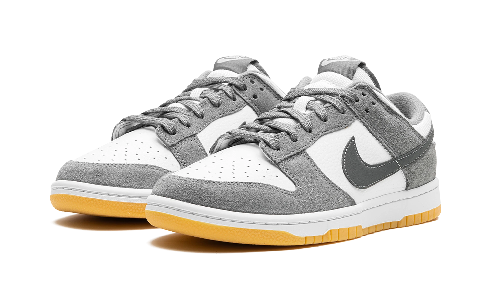 Detail of the inner side of the sneaker Nike Dunk Low Smoke Grey Gum 3M Swoosh (FV0389-100) blanc, gris et marron.