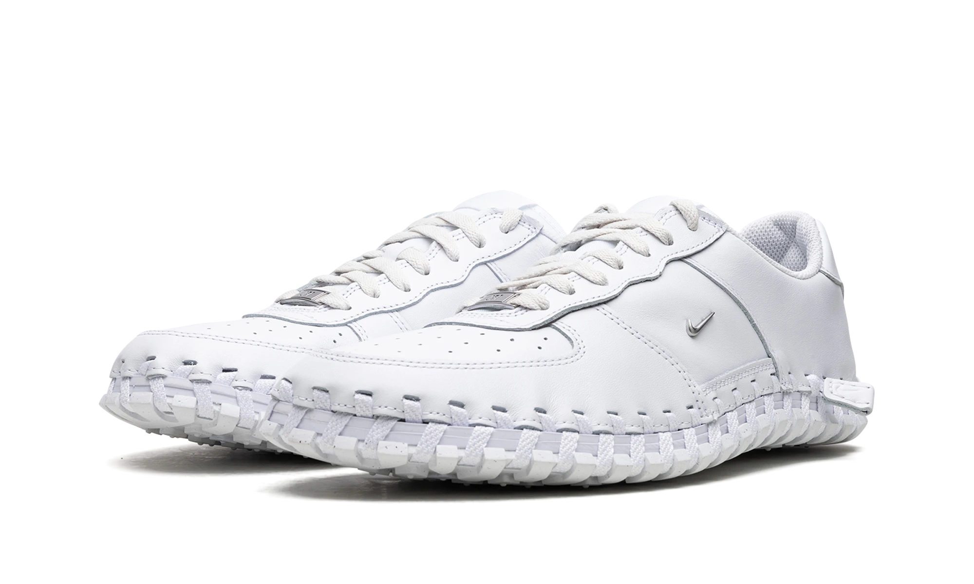 Detail of the inner side of the sneaker Nike J Force 1 Low LX Jacquemus White (DR0424-100) blanc, argent et noir.