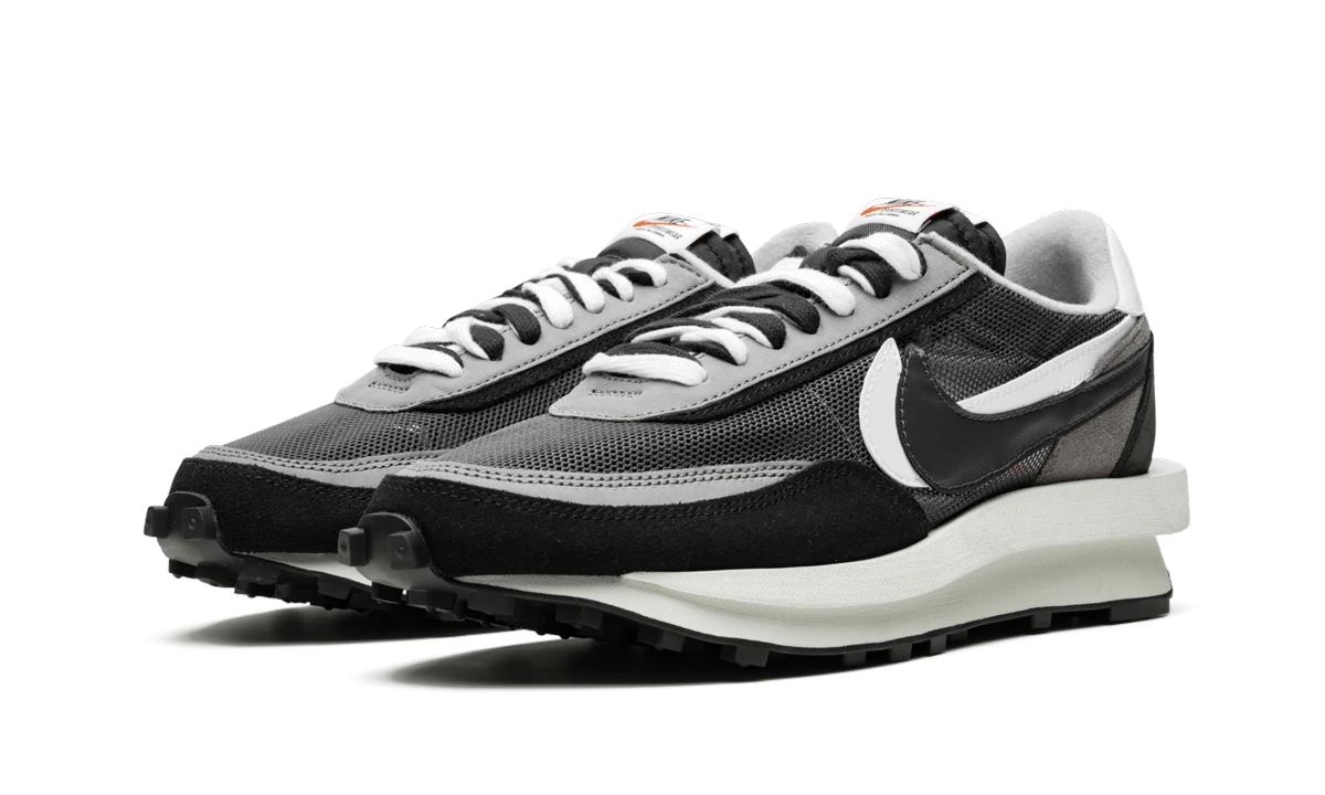 Detail of the inner side of the sneaker Nike LD Waffle sacai Black (BV0073-001) noir et blanc.
