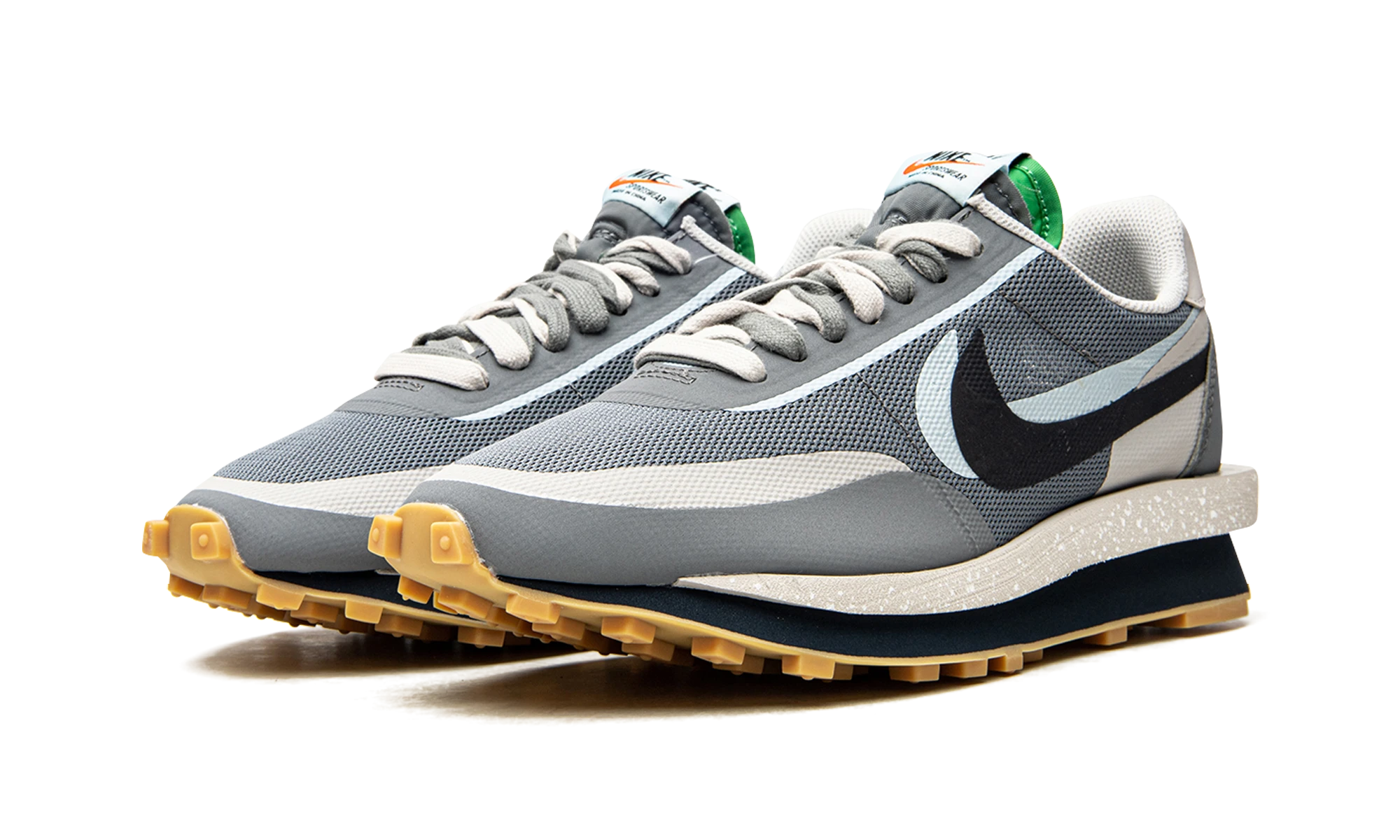 Detail vnútornej strany teniska Nike LD Waffle sacai CLOT Kiss of Death 2 Cool Grey (DH3114-001) gris, noir et bleu.