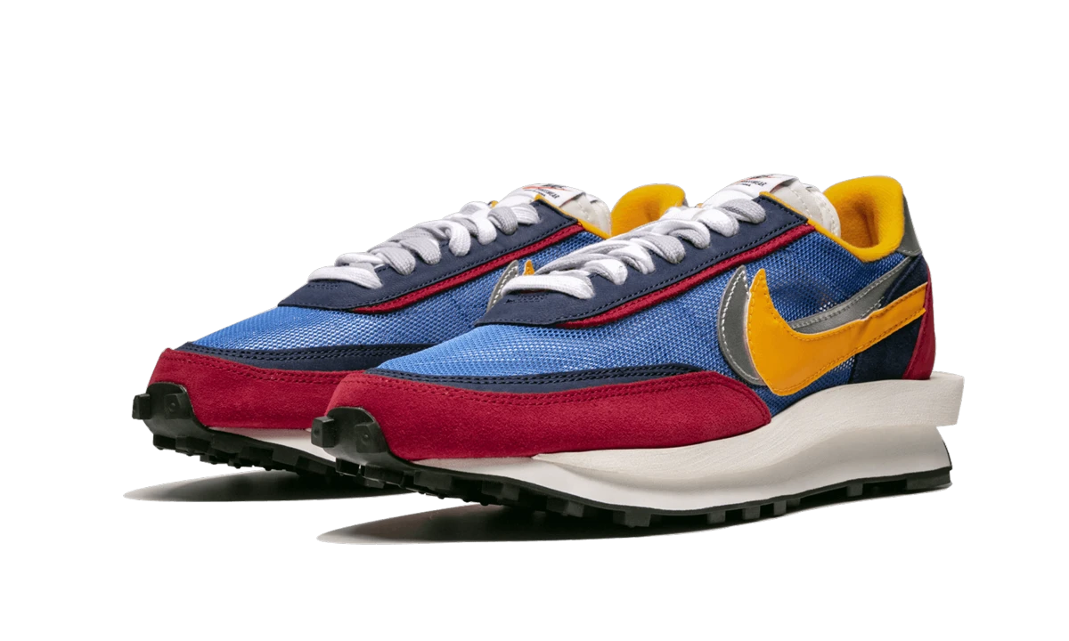 Detail of the inner side of the sneaker Nike LD Waffle sacai Varsity Blue (BV0073-400) bleu, rouge et noir.