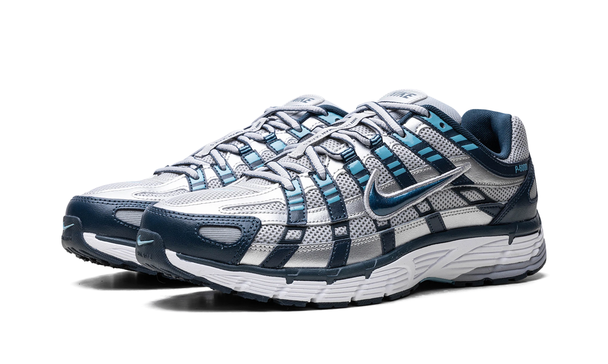 Vue de face de la paire de sneakers Nike P-6000 Armory Navy Flat Silver bleu, argent et blanc.