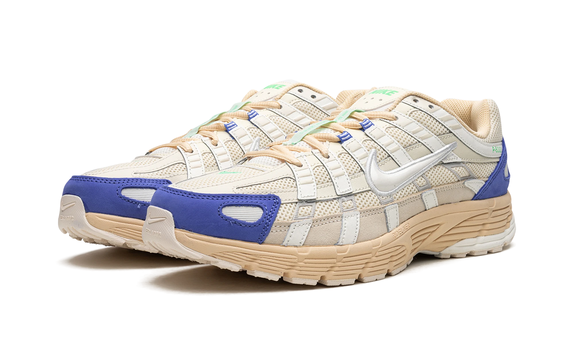 Vue de face de la paire de sneakers Nike P-6000 Athletic Department Coconut Milk Medium Blue blanc, beige et bleu.