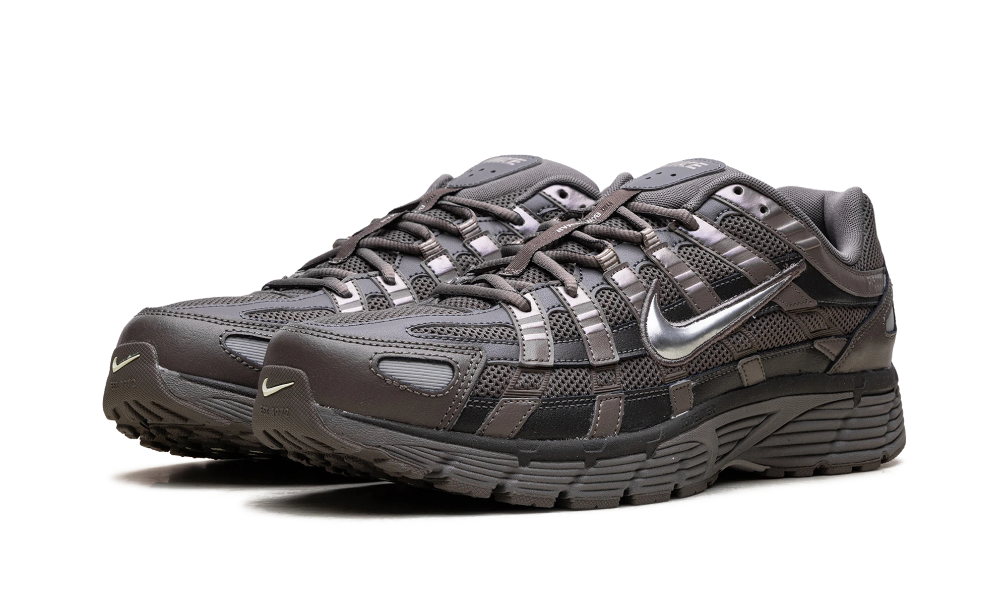 Vue de face de la paire de sneakers Nike P-6000 Cave Stone Medium Ash Flat Pewter Metallic Silver gris et argent.