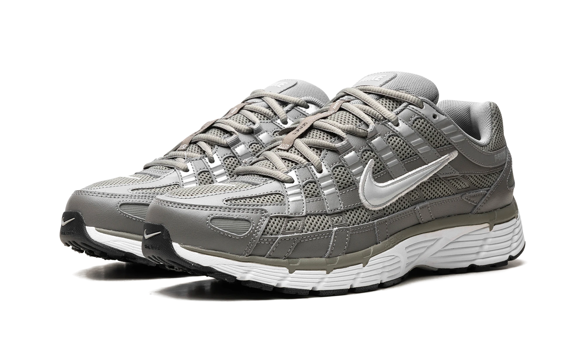 Vue de face de la paire de sneakers Nike P-6000 Dark Stucco noir et blanc.