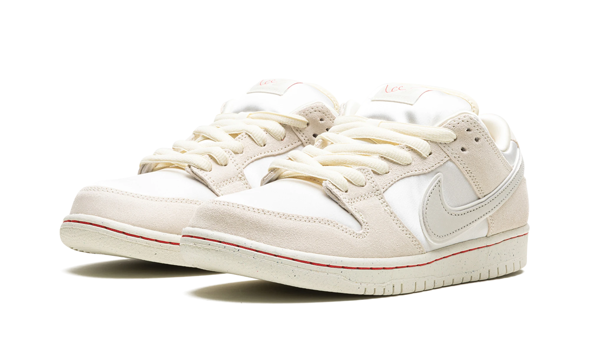 Detail of the inner side of the sneaker Nike SB Dunk Low City of Love Light Bone (FZ5654-100) blanc, beige et noir.