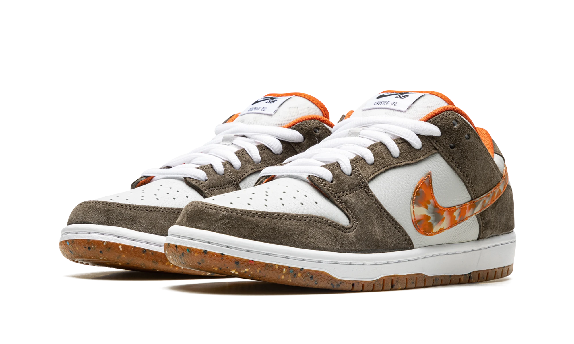 Detail of the inner side of the sneaker Nike SB Dunk Low Crushed D.C. (DH7782-001) vert, gris et orange.