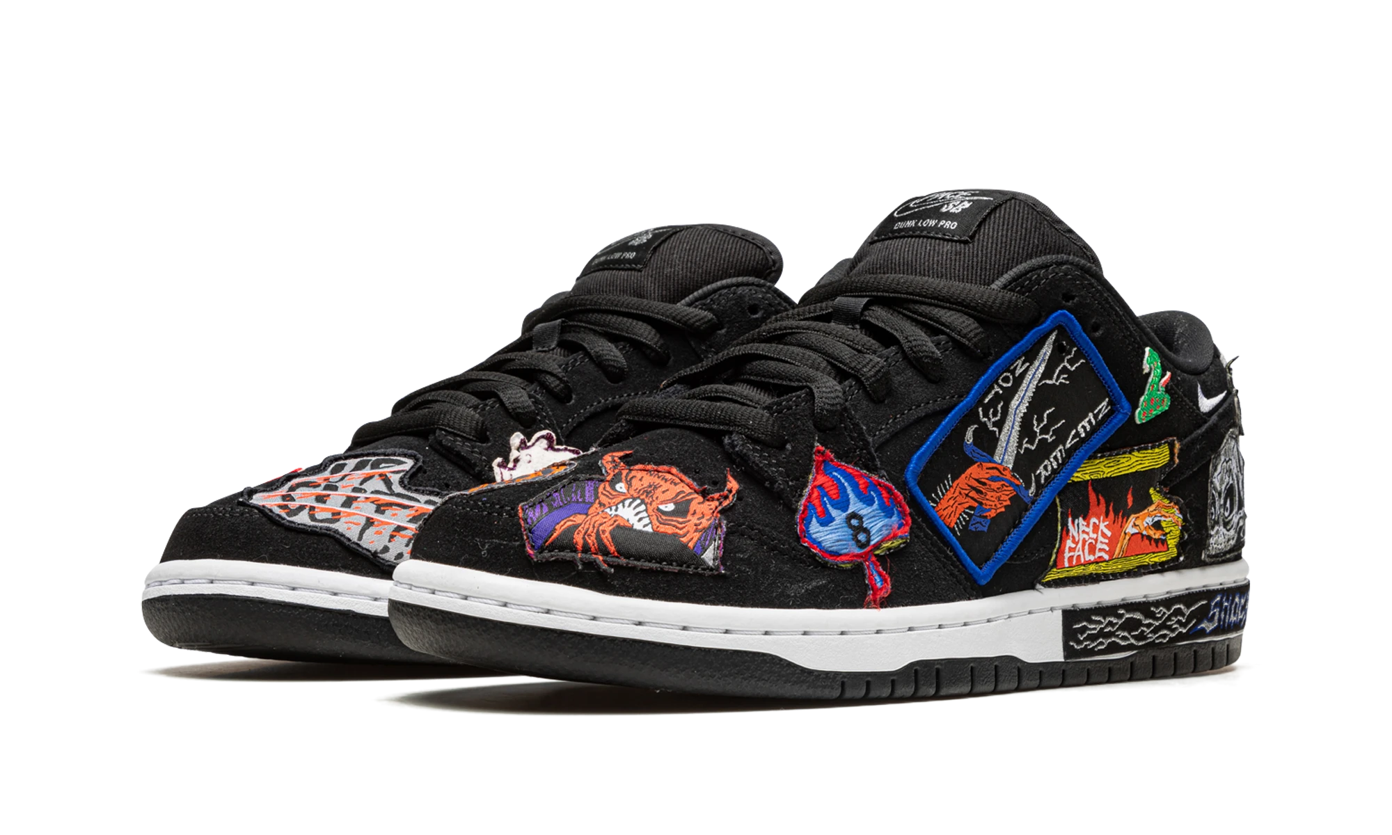 Detail of the inner side of the sneaker Nike SB Dunk Low Pro QS Neckface (DQ4488-001) noir et blanc.