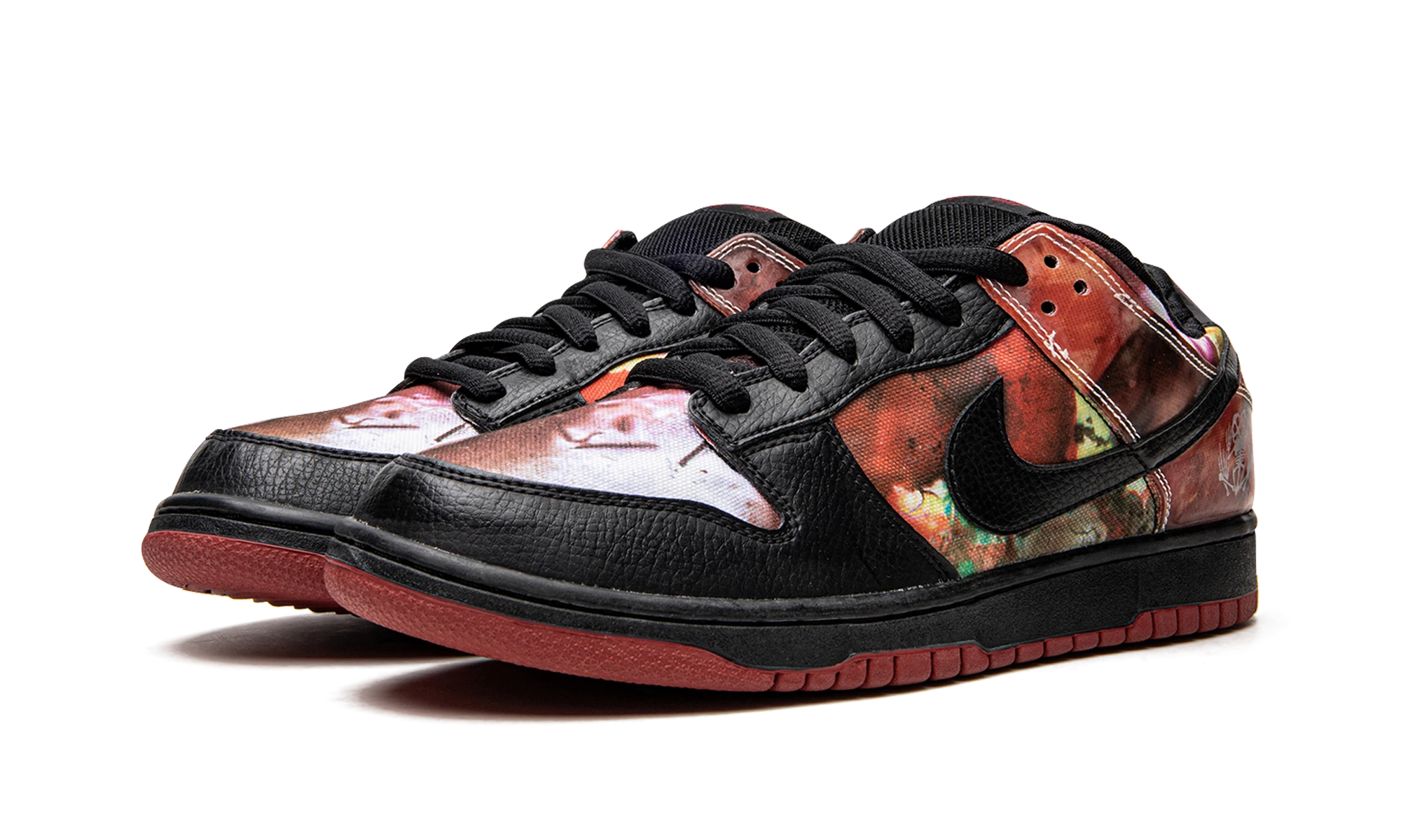 Detail of the inner side of the sneaker Nike SB Dunk Low Pushead 1 (313233-001) noir.