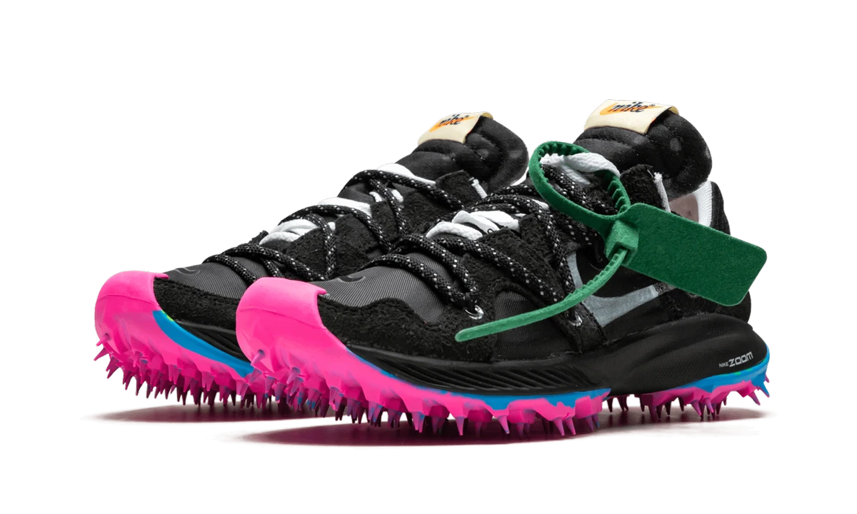 Detail of the inner side of the sneaker Nike Zoom Terra Kiger 5 Off-White Black (CD8179-001) noir, argent et blanc.
